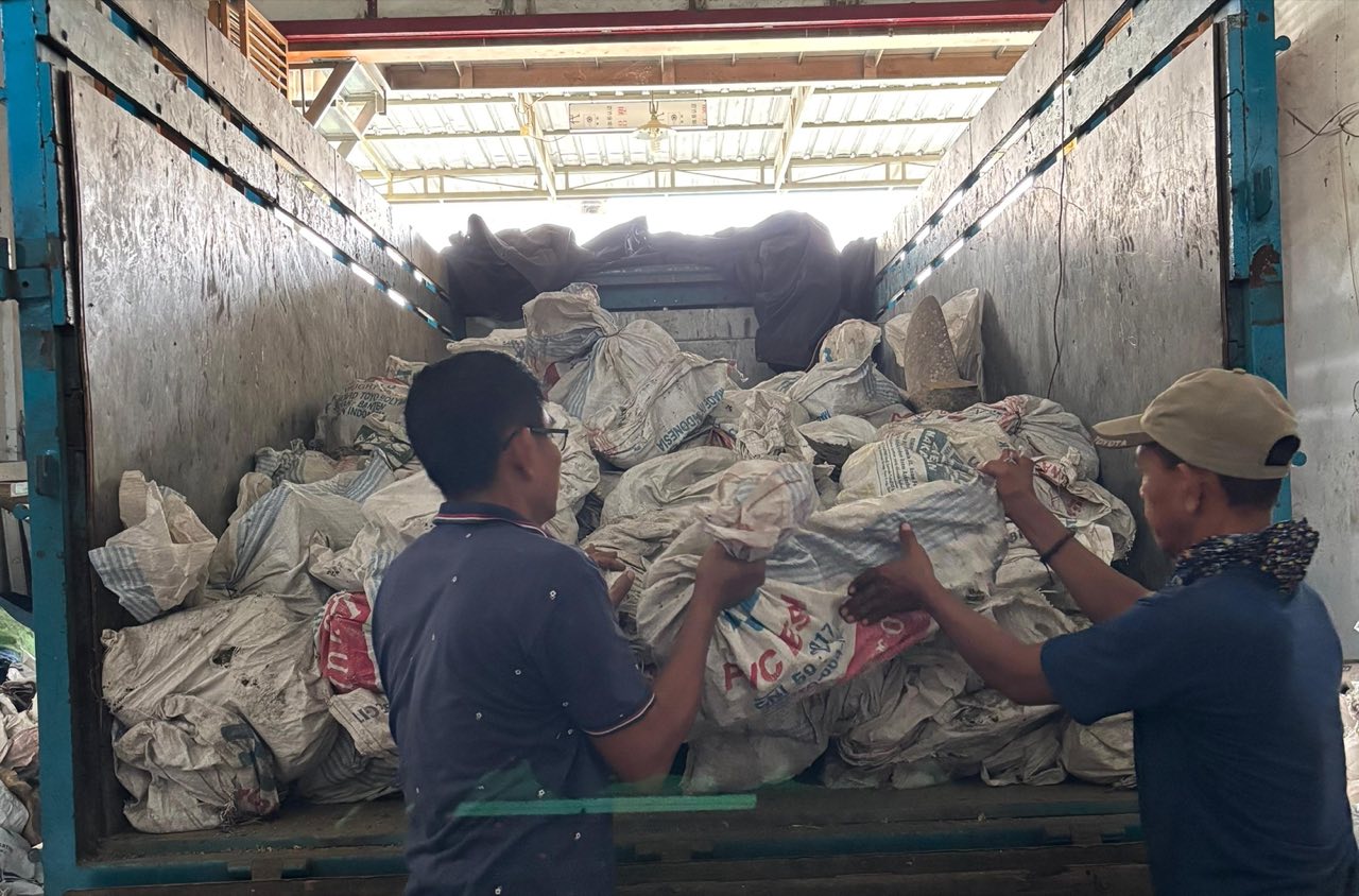 Proses muat karung rongsokan ke bak truk ARV Logam
