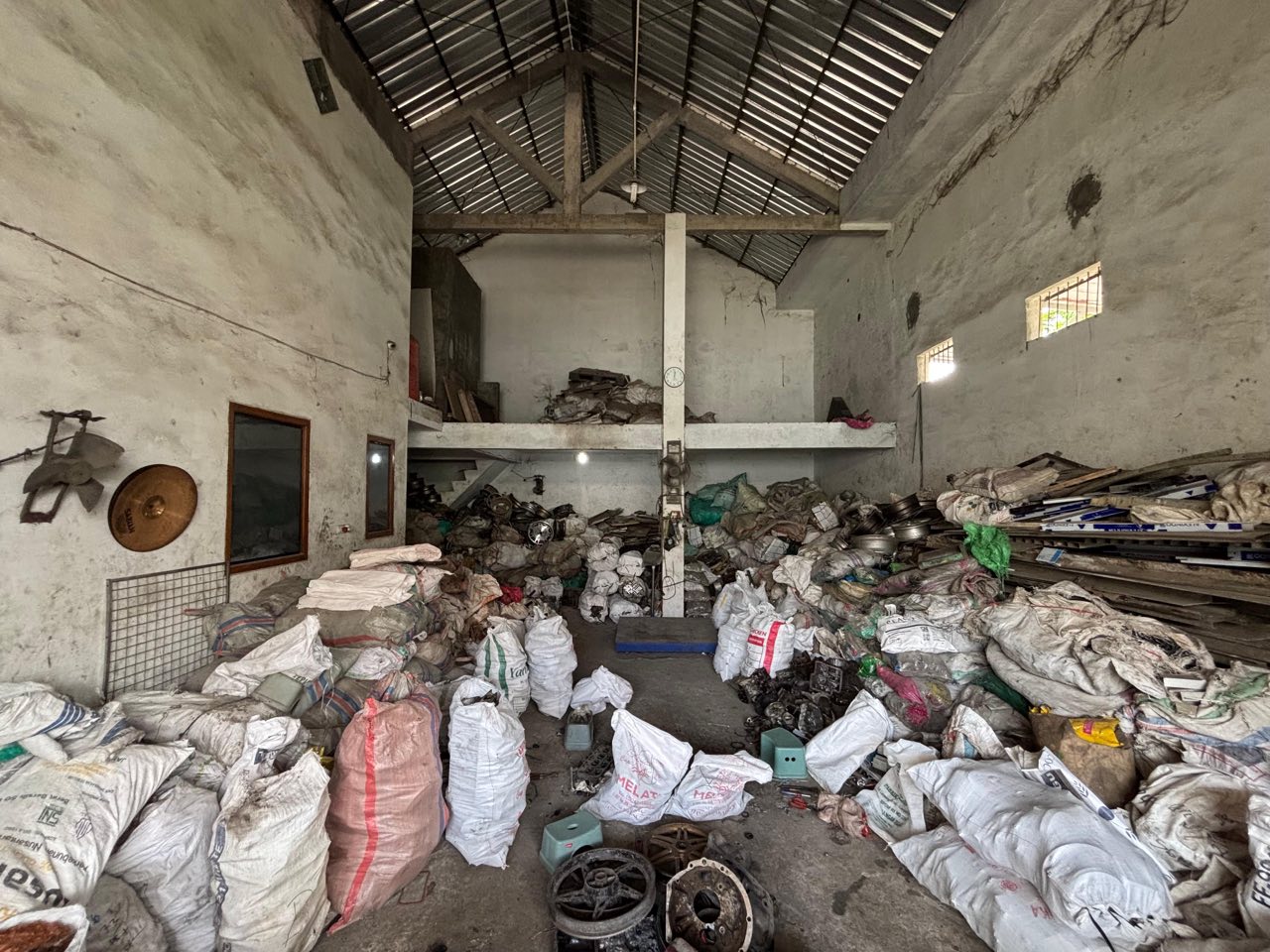 Area penyimpanan rongsokan dan logam bekas di gudang ARV Logam