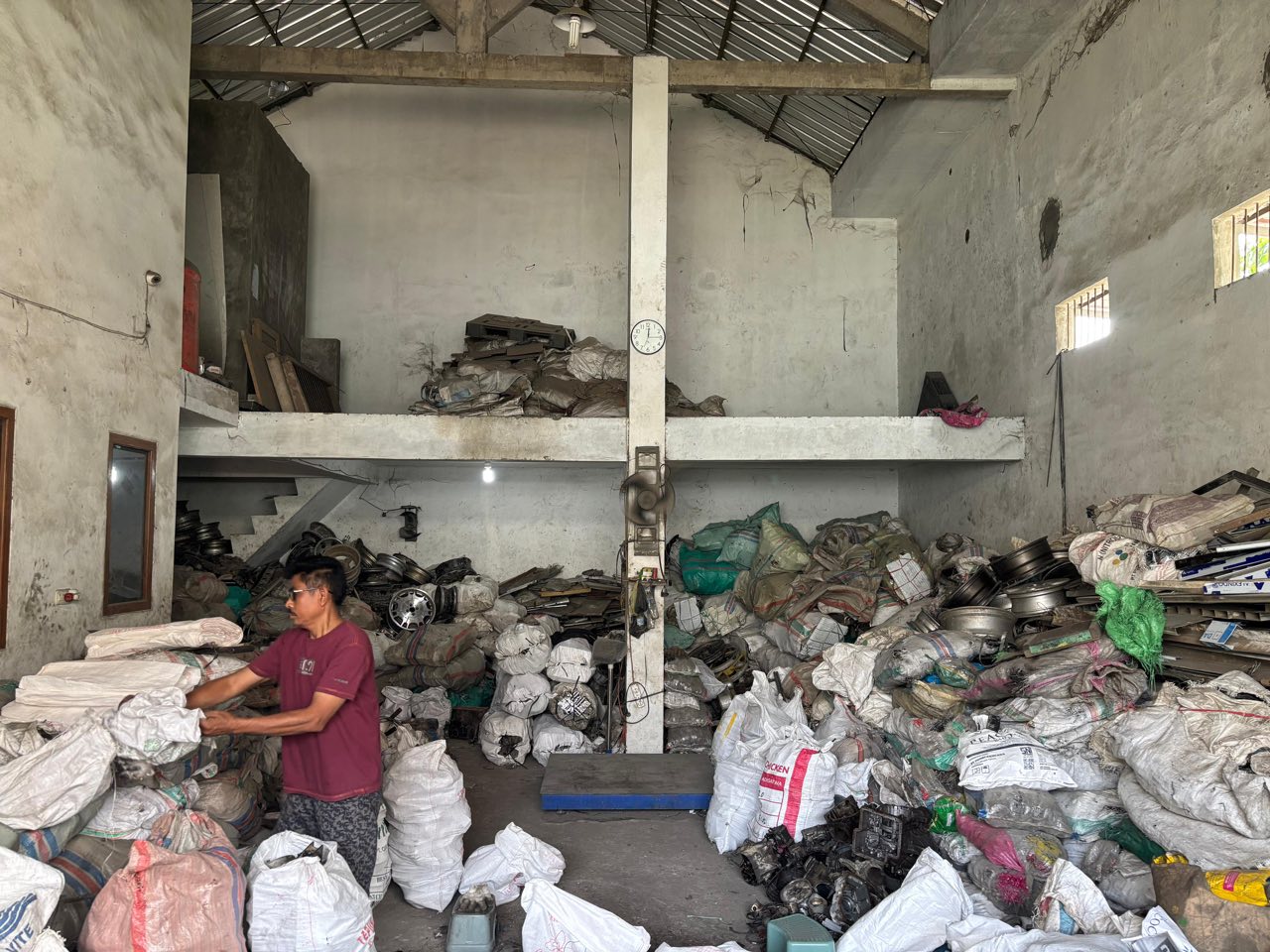 Interior gudang penyimpanan material logam ARV Logam Juwana