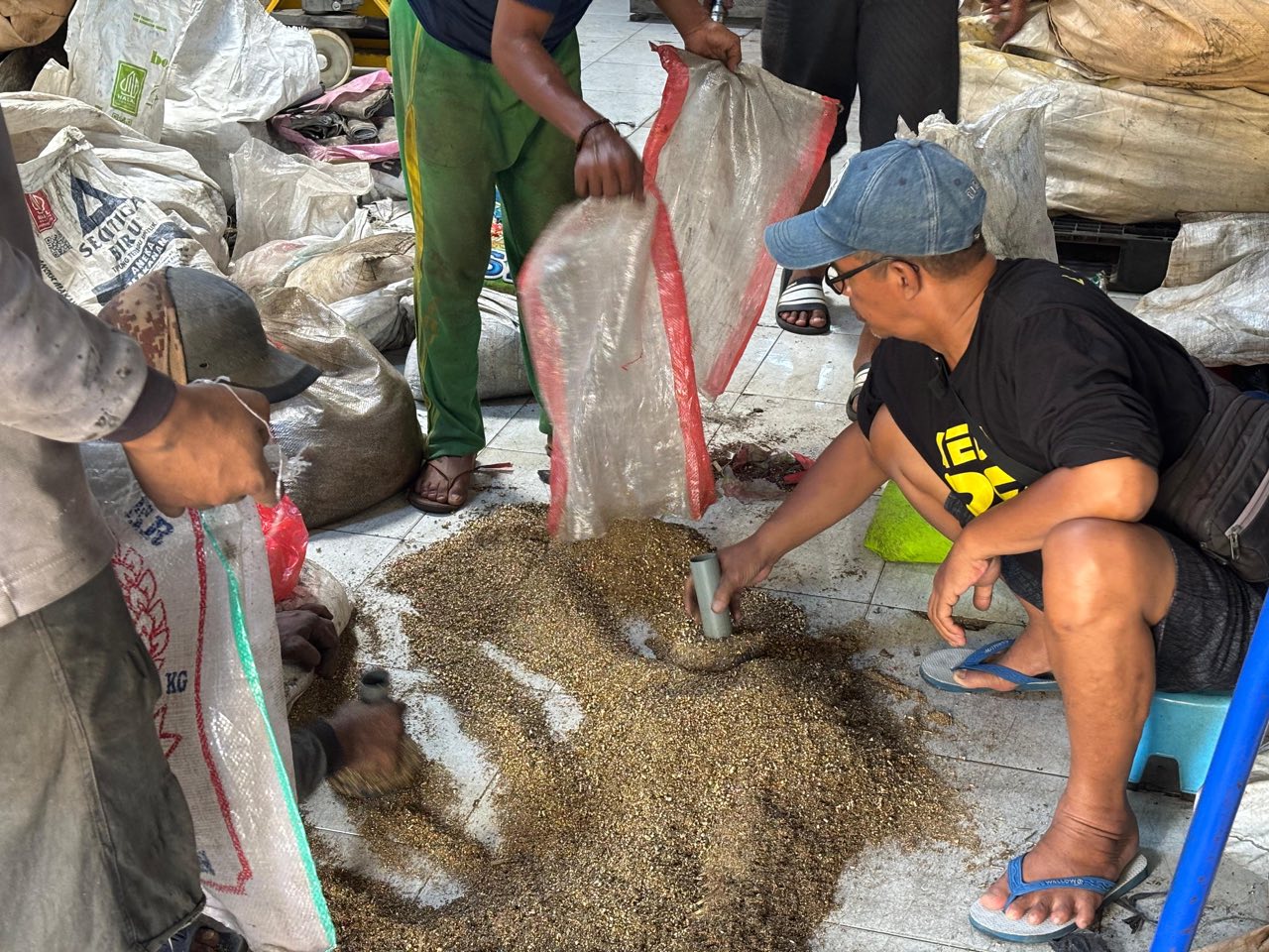 Proses pemilahan gram logam non-ferrous secara manual